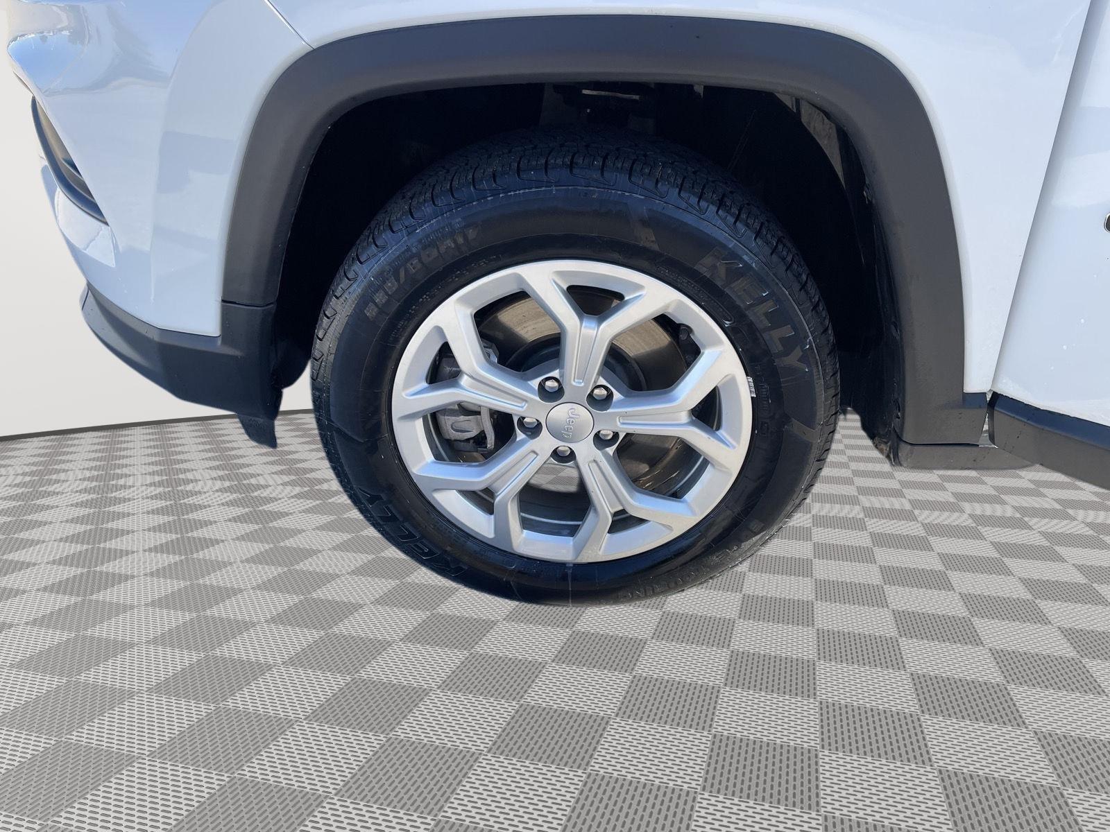 Vehicle photo 10