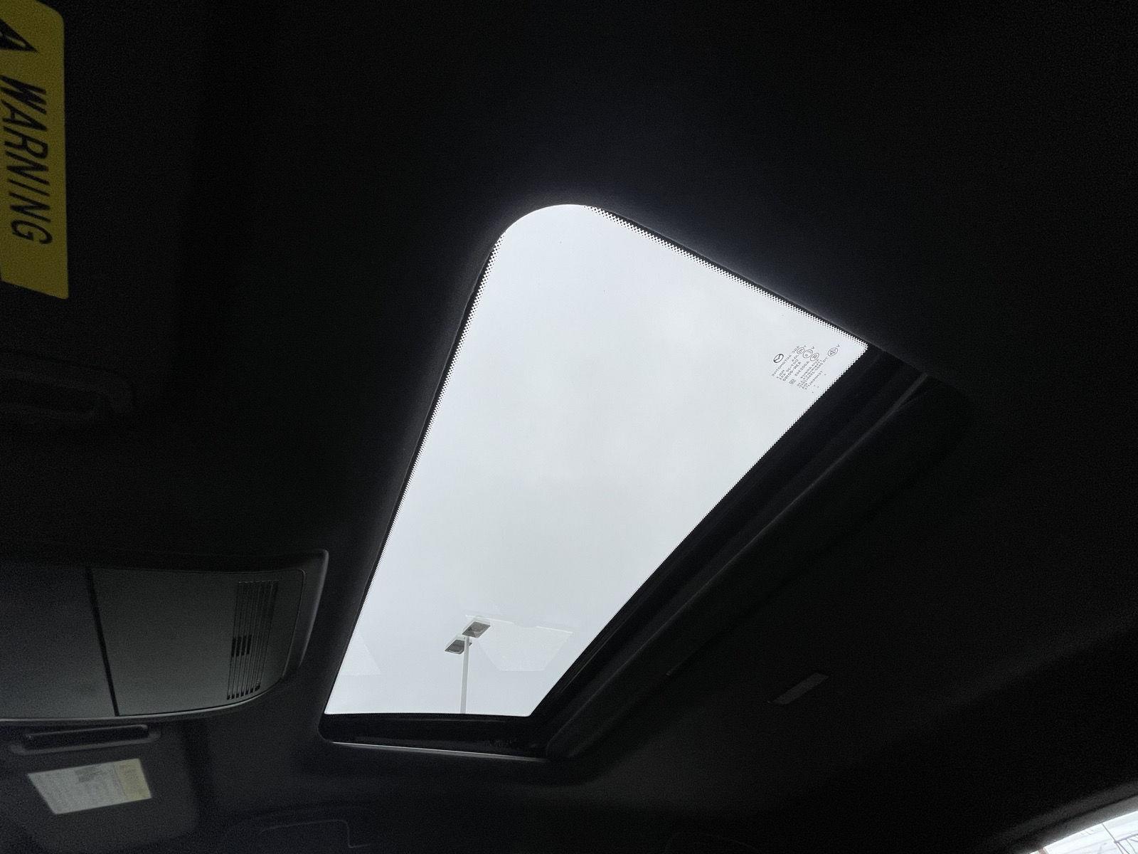 Vehicle photo 30