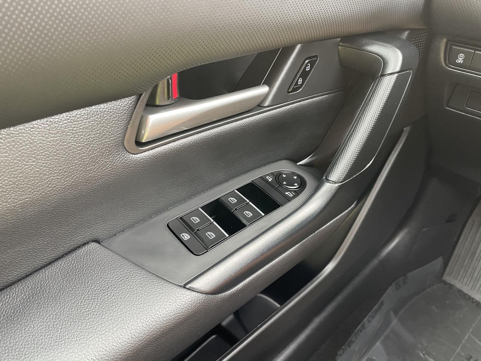 Vehicle photo 26