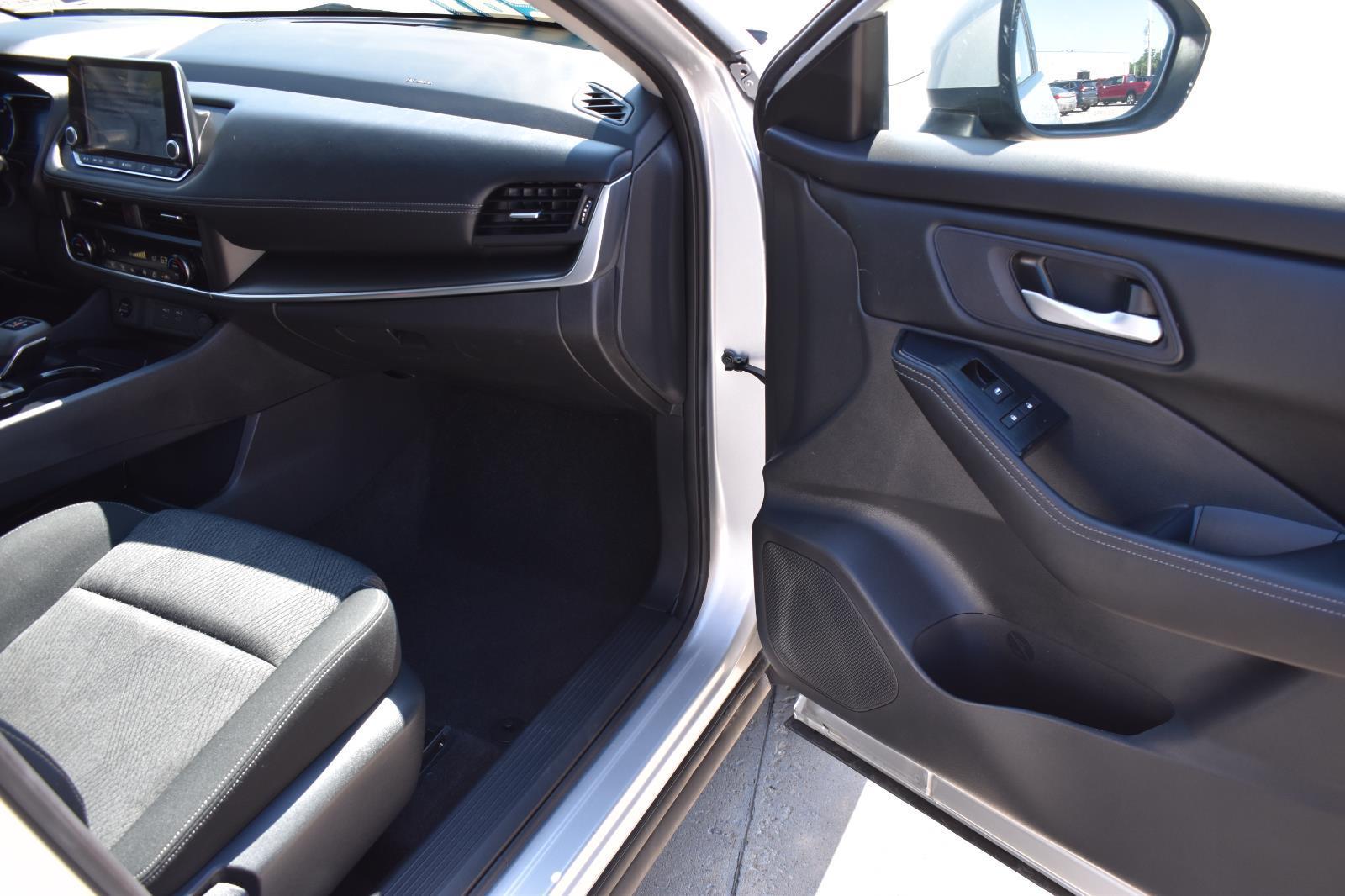 2024 Nissan Rogue SV photo 14