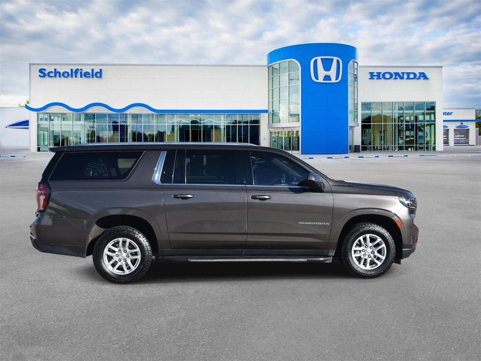 2021 Chevrolet Suburban LT photo 2