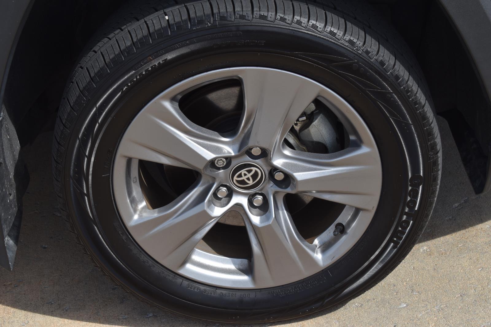 2024 Toyota RAV4 XLE - Photo 12