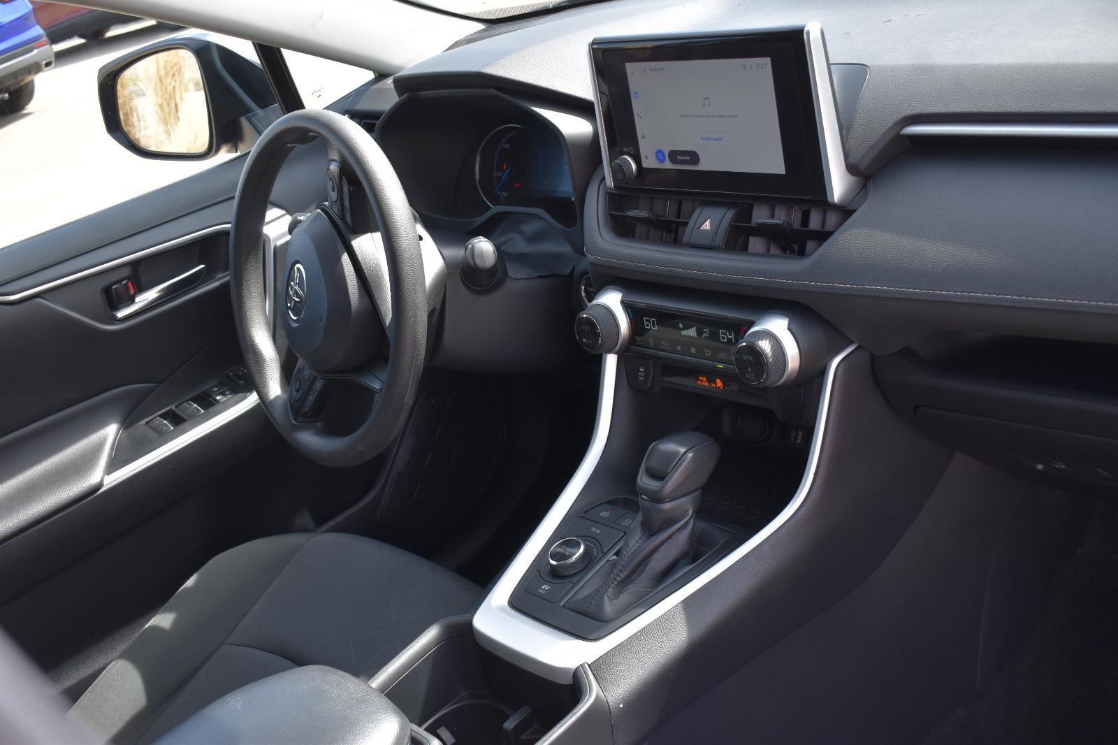 2024 Toyota RAV4 XLE - Photo 13