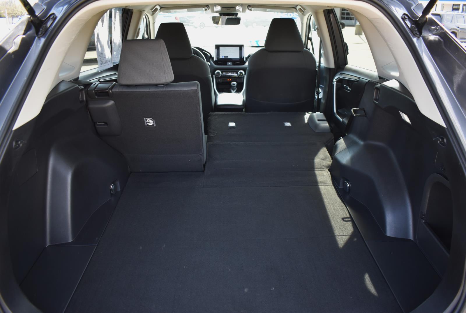 2024 Toyota RAV4 XLE - Photo 17