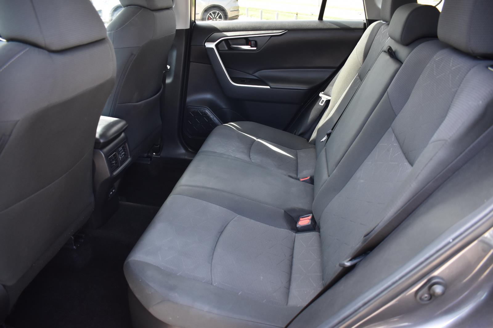 2024 Toyota RAV4 XLE - Photo 18