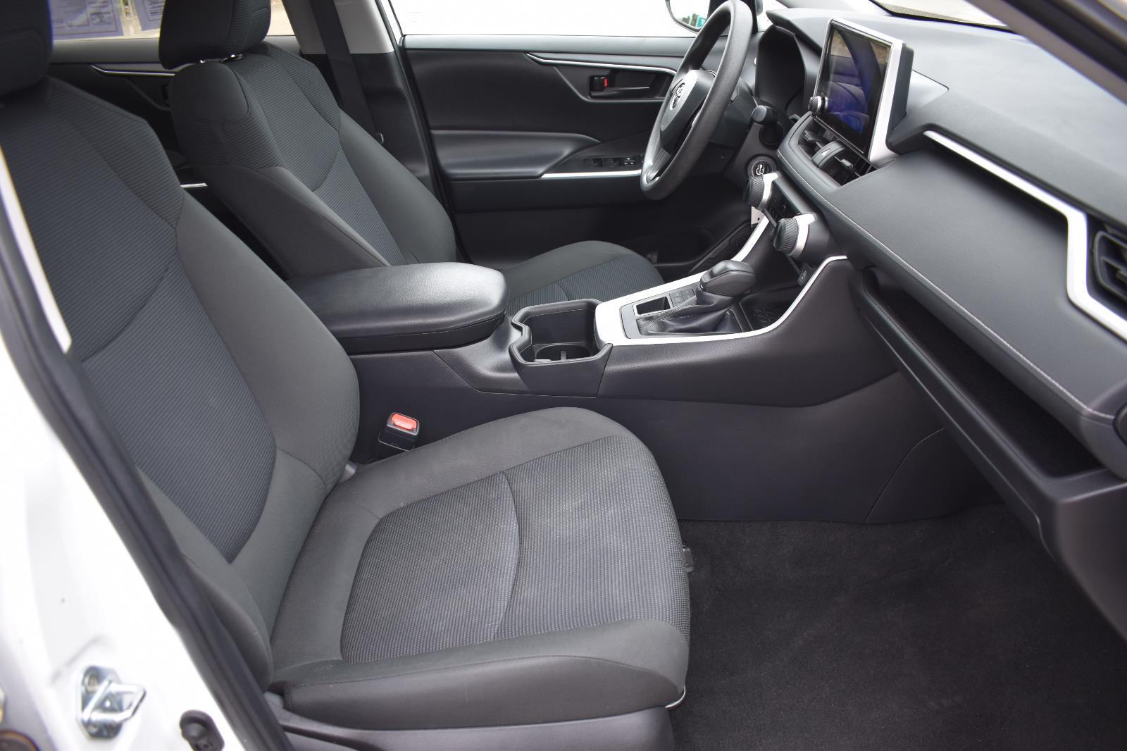 2024 Toyota RAV4 LE - Photo 13