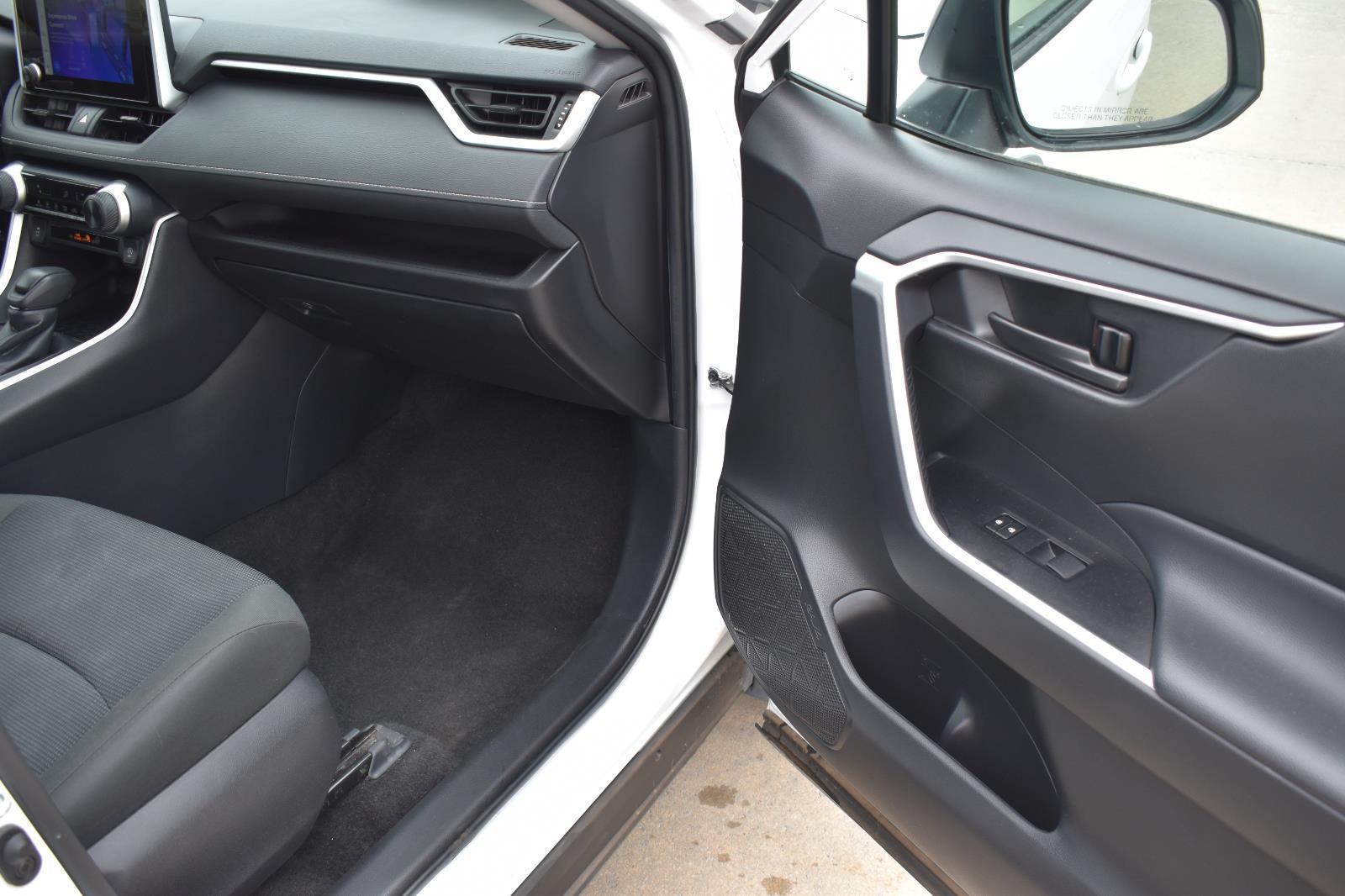 2024 Toyota RAV4 LE - Photo 14