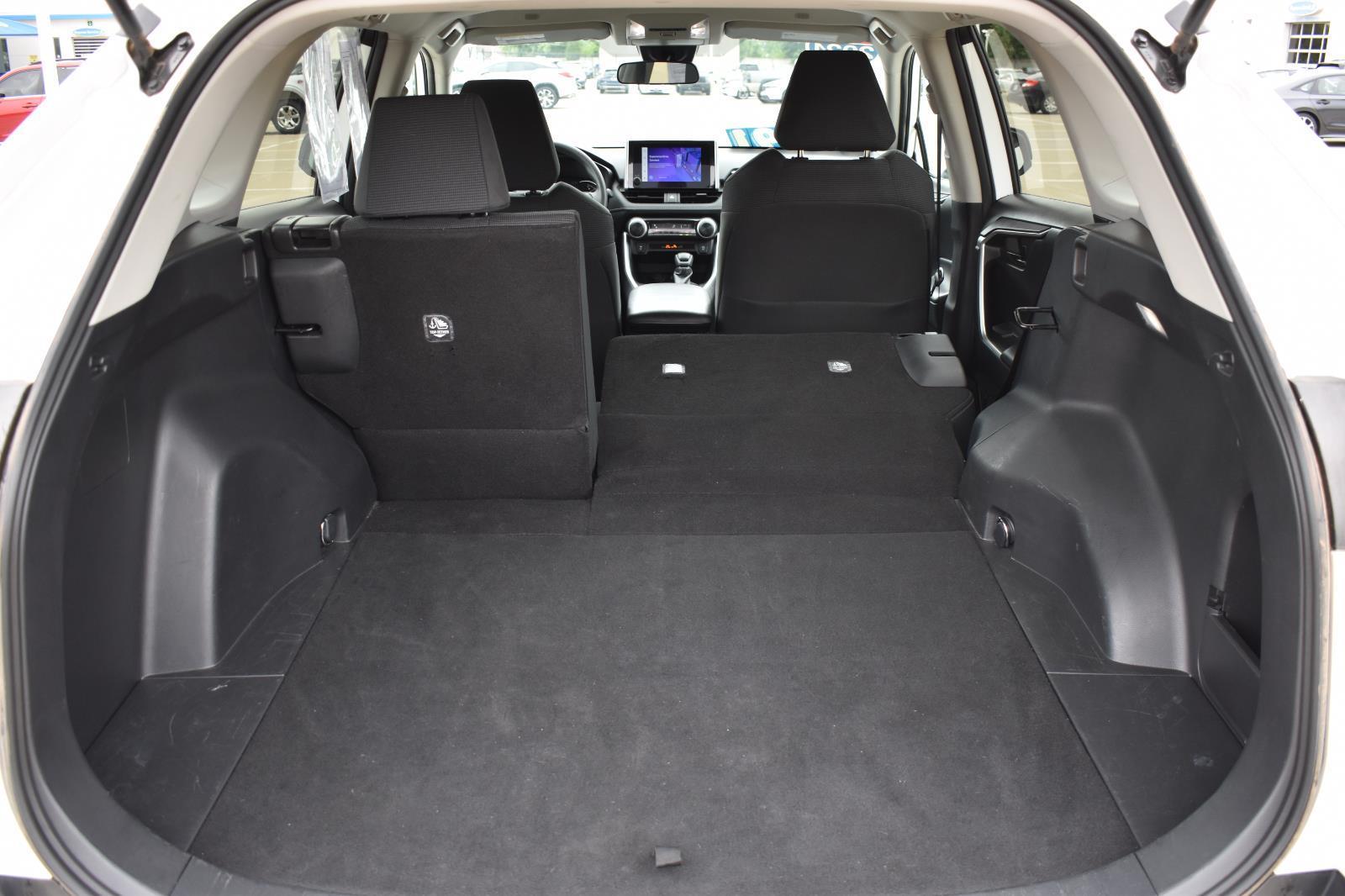 2024 Toyota RAV4 LE - Photo 16