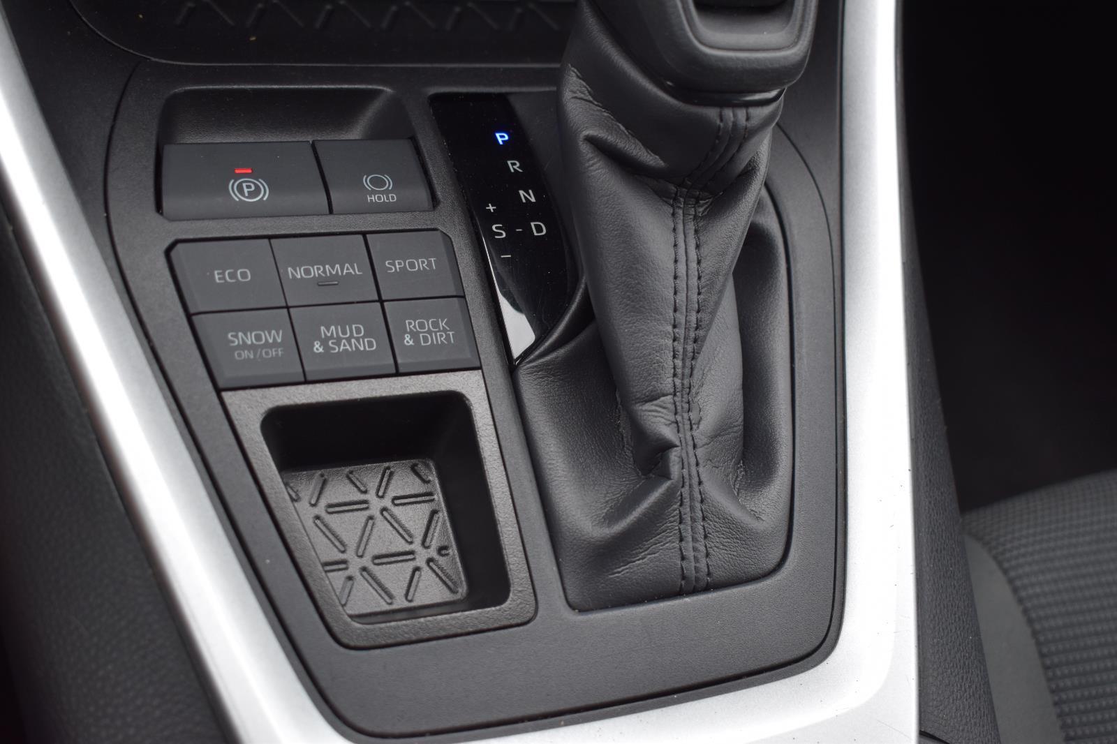 2024 Toyota RAV4 LE - Photo 10