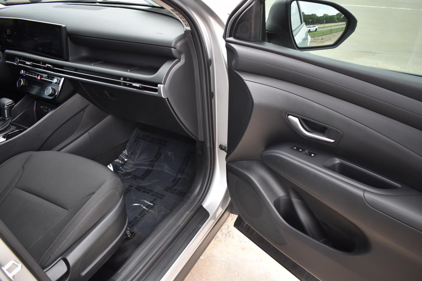 2025 Hyundai Tucson SEL Shimmering Silver - Scholfield Honda - Image 16