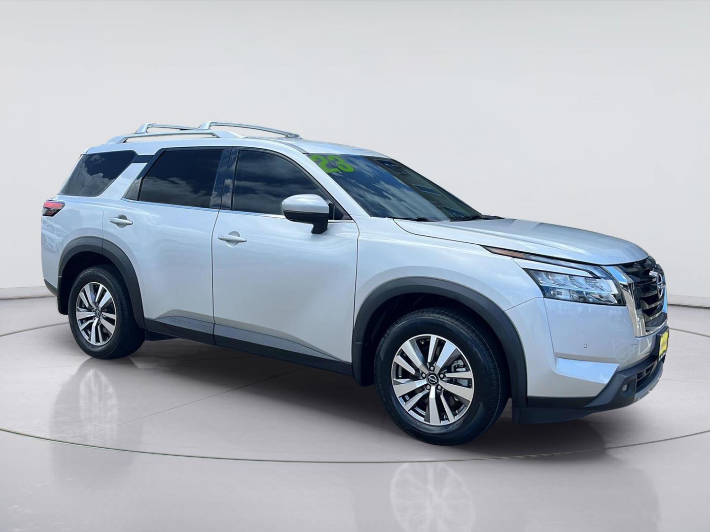 Brilliant Silver Metallic 2023 Nissan Pathfinder SUV / Crossover Front-Wheel Drive Automatic