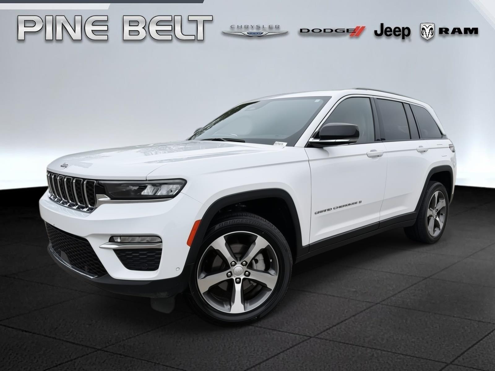 Bright White Clearcoat 2023 Jeep Grand Cherokee SUV / Crossover Four-Wheel Drive 8-Speed Automatic