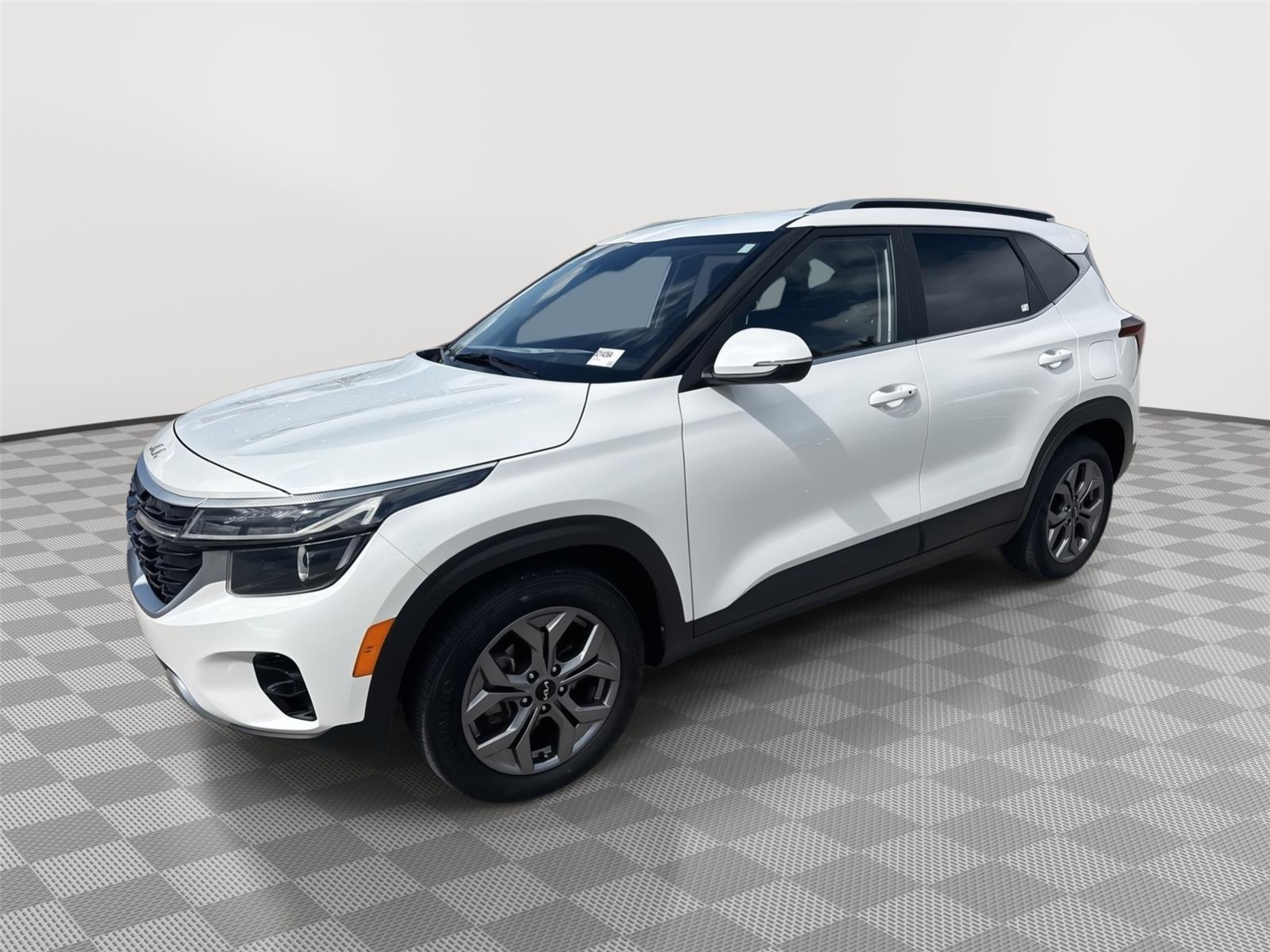 Snow White Pearl 2024 Kia Seltos SUV / Crossover Front-Wheel Drive Continuously Variable Transmission