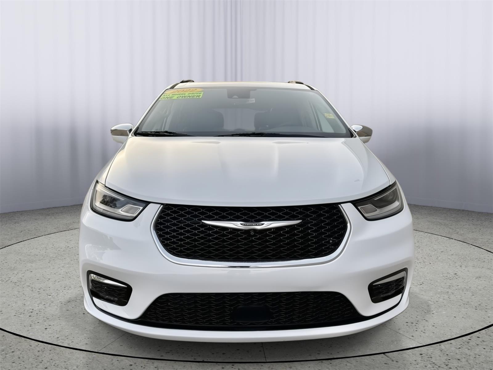 2022 Chrysler Pacifica Limited's photo