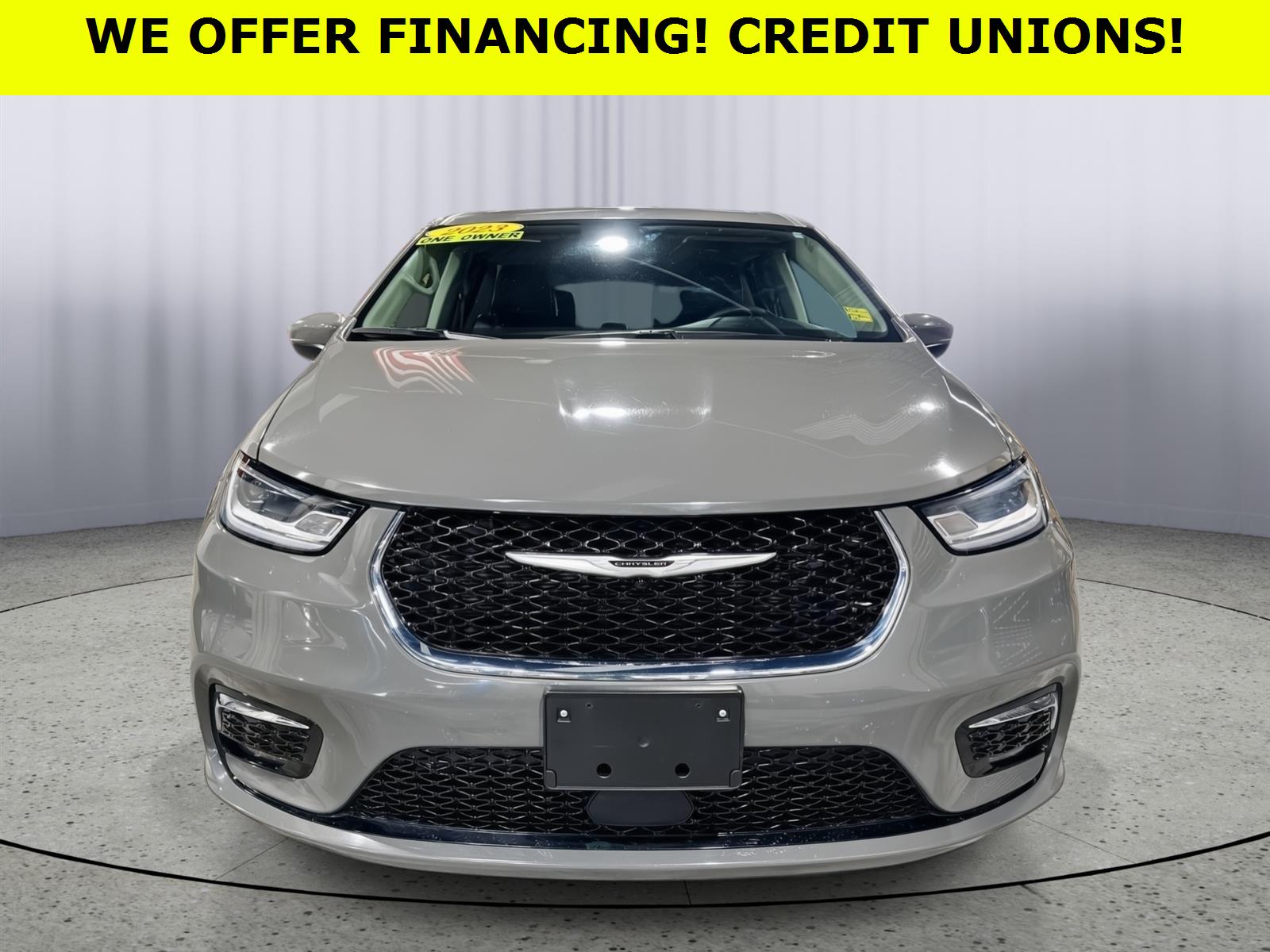 2023 Chrysler Pacifica Touring L's photo