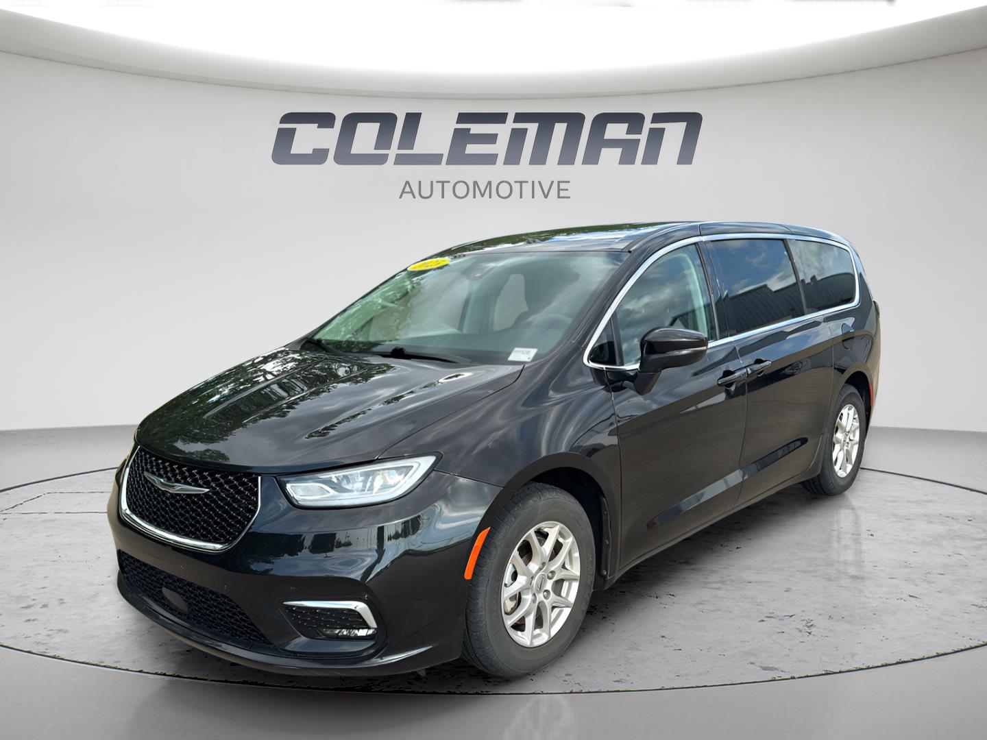 Brilliant Black Crystal Pearlcoat 2023 Chrysler Pacifica Minivan Front-Wheel Drive 9-Speed Automatic