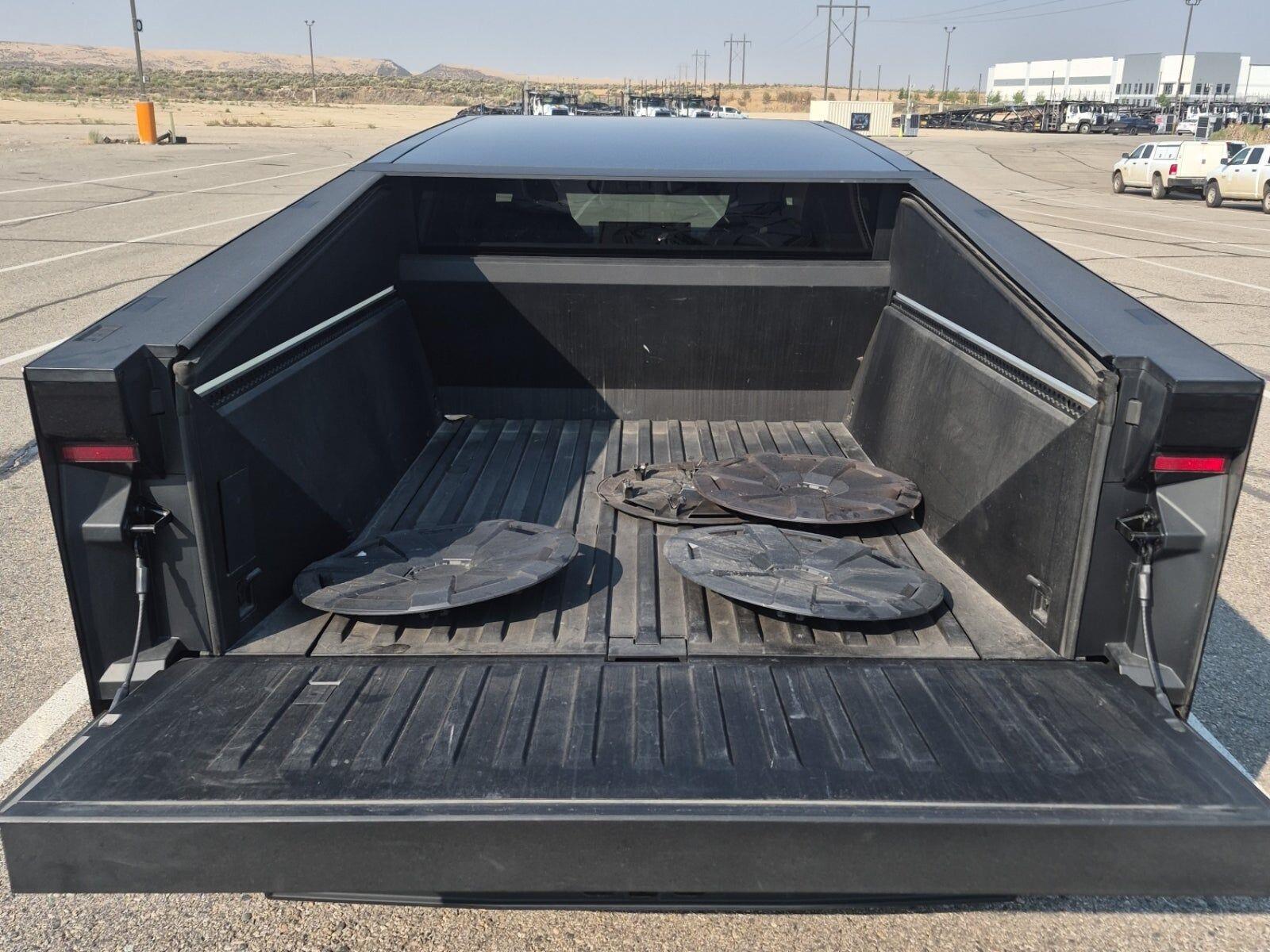 2025 Tesla Cybertruck Base - Photo 13
