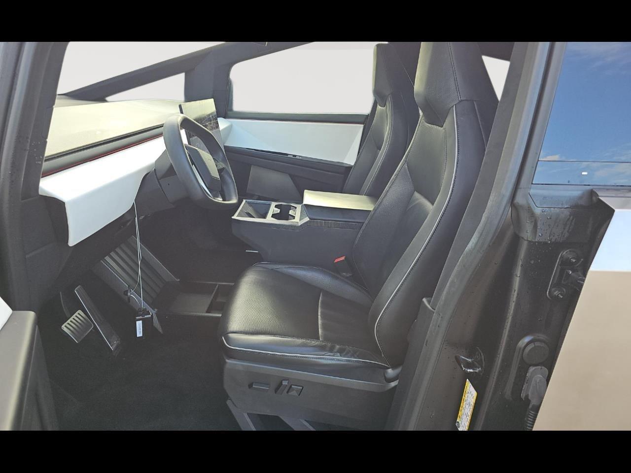 2024 Tesla Cybertruck photo 3