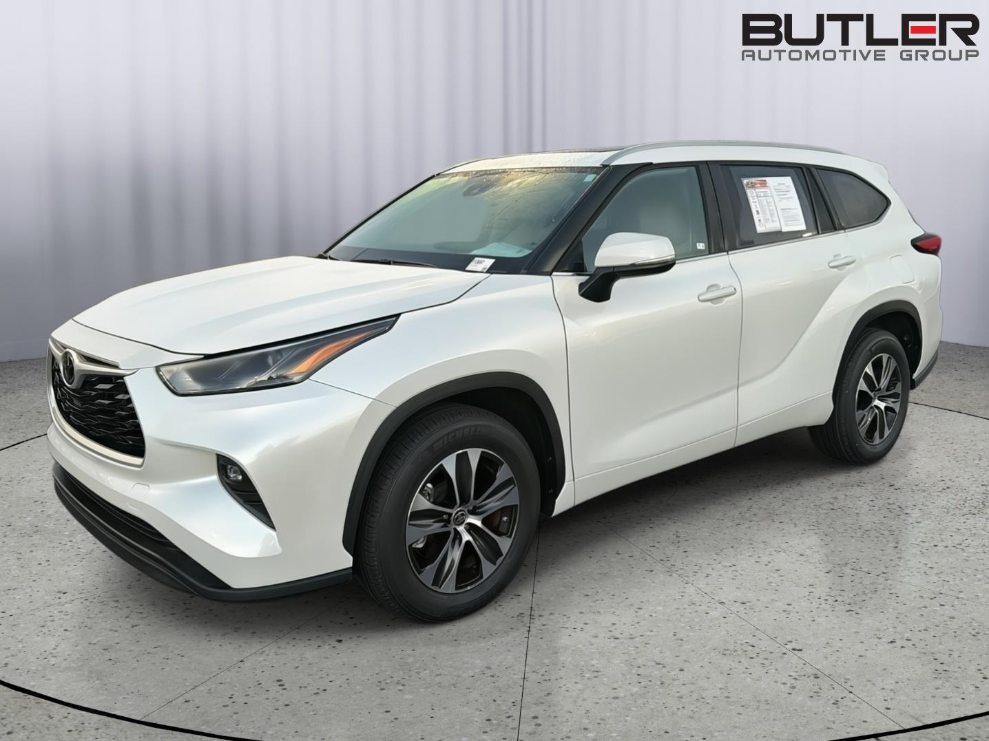White (Wind Chill Pearl) 2023 Toyota Highlander SUV / Crossover Front-Wheel Drive 8-Speed Automatic
