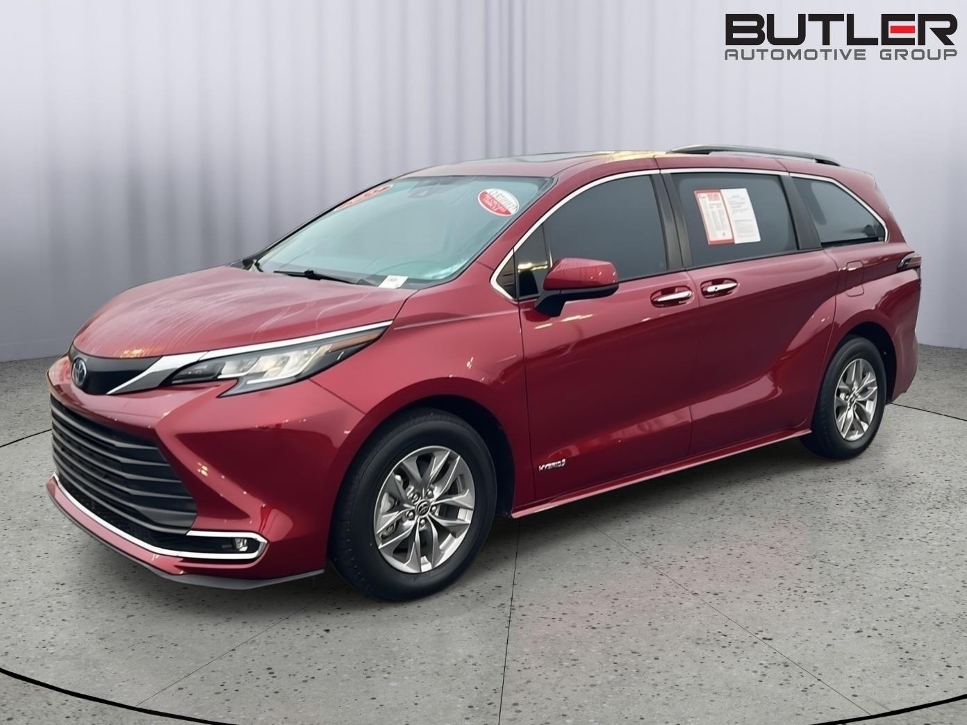 Red (Ruby Flare Pearl) 2022 Toyota Sienna XLE 7-Passenger FWD Minivan Front-Wheel Drive Continuously Variable Transmission
