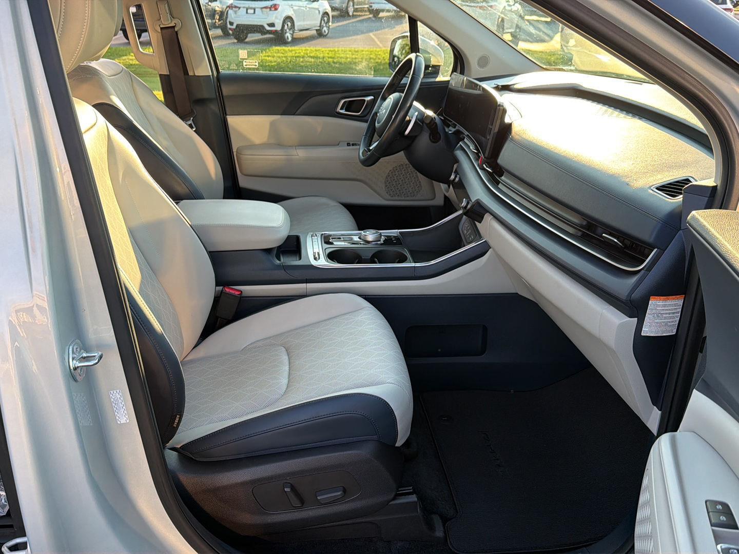 Used 2025 Kia Carnival Hybrid Van
