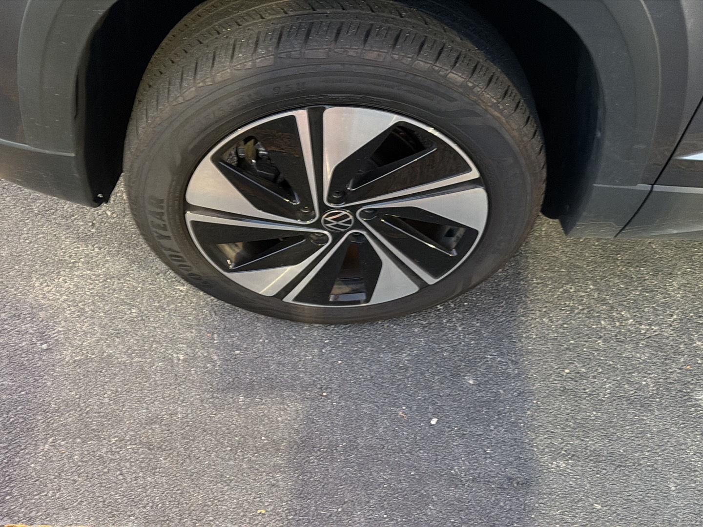 Used 2025 Platinum Gray Metallic Volkswagen SE image 6