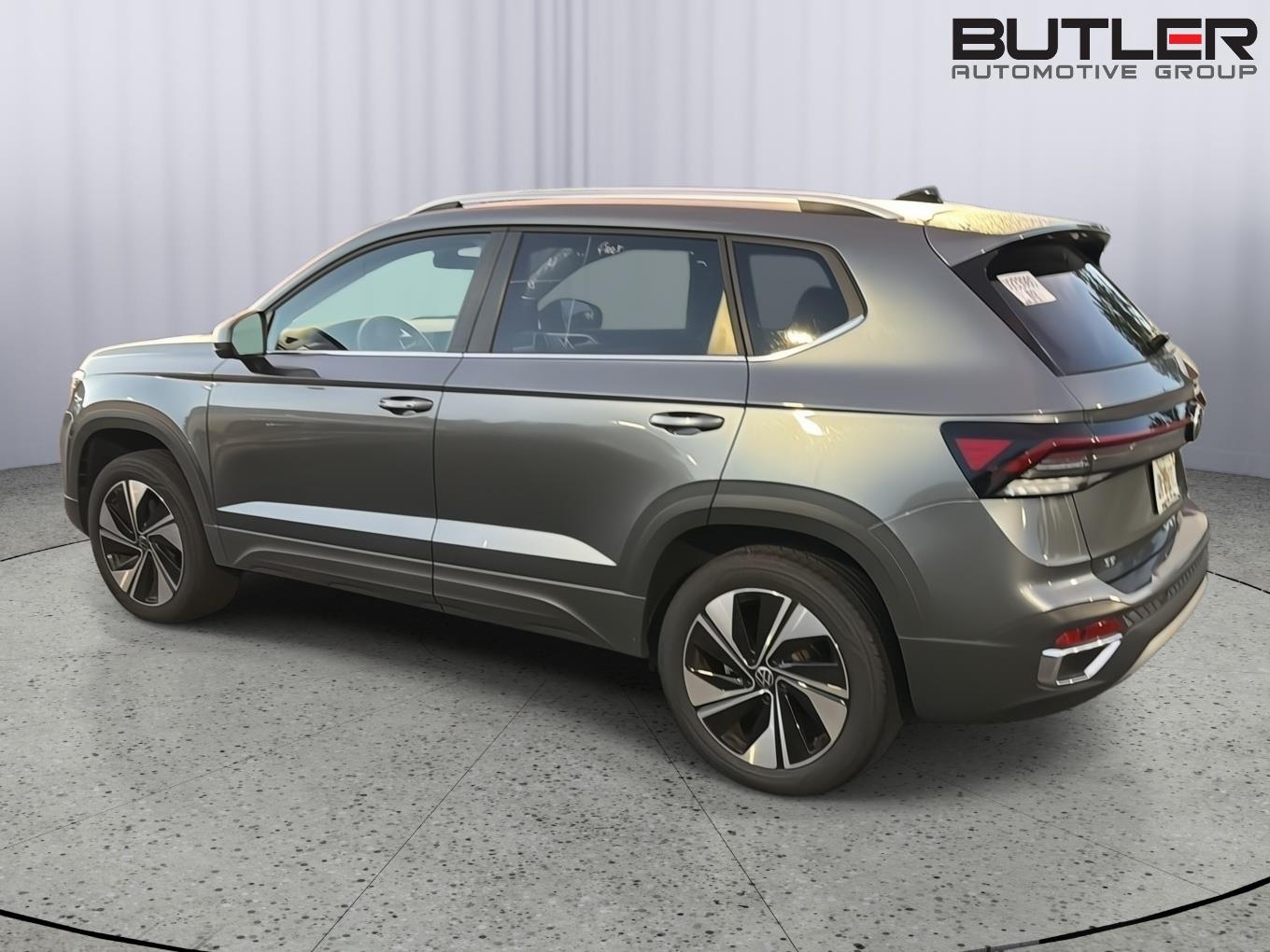 Used 2025 Platinum Gray Metallic Volkswagen SE image 7