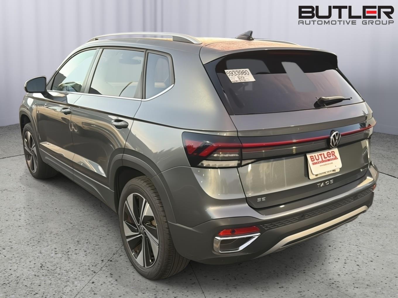 Used 2025 Platinum Gray Metallic Volkswagen SE image 8