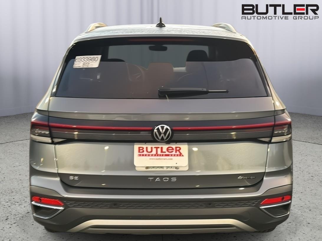 Used 2025 Platinum Gray Metallic Volkswagen SE image 9