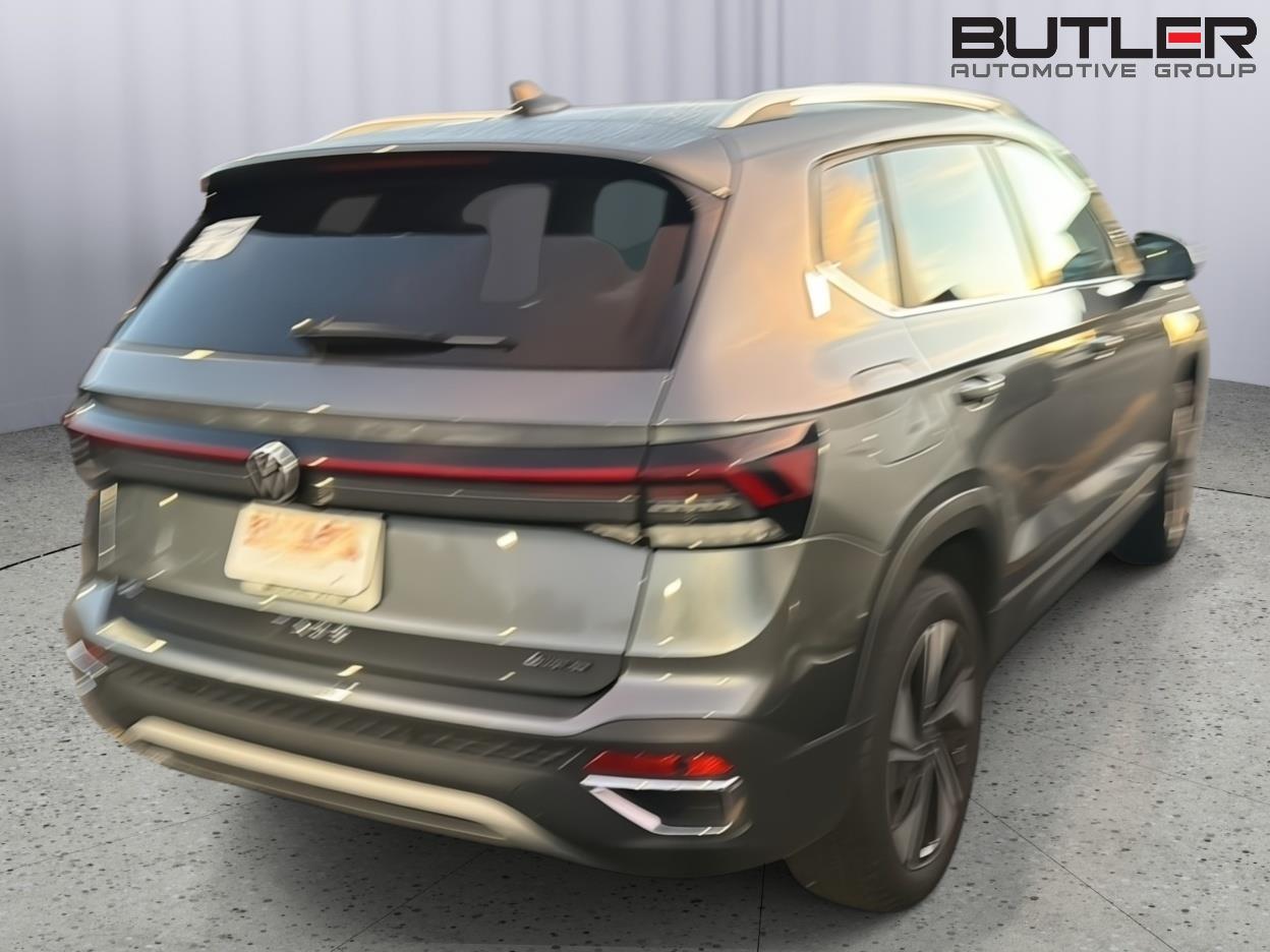 Used 2025 Platinum Gray Metallic Volkswagen SE image 10