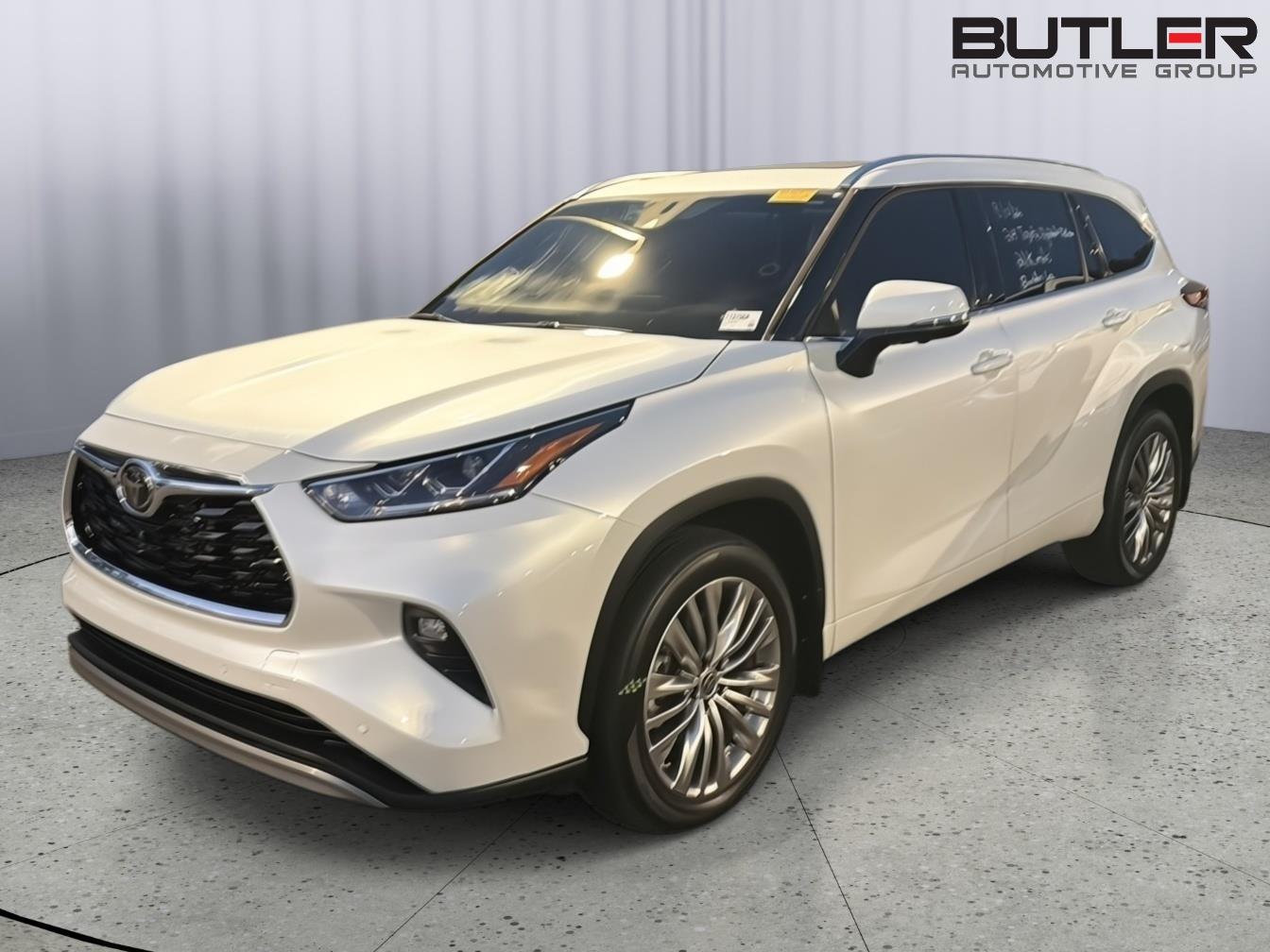White (Wind Chill Pearl) 2024 Toyota Highlander SUV / Crossover Front-Wheel Drive 8-Speed Automatic