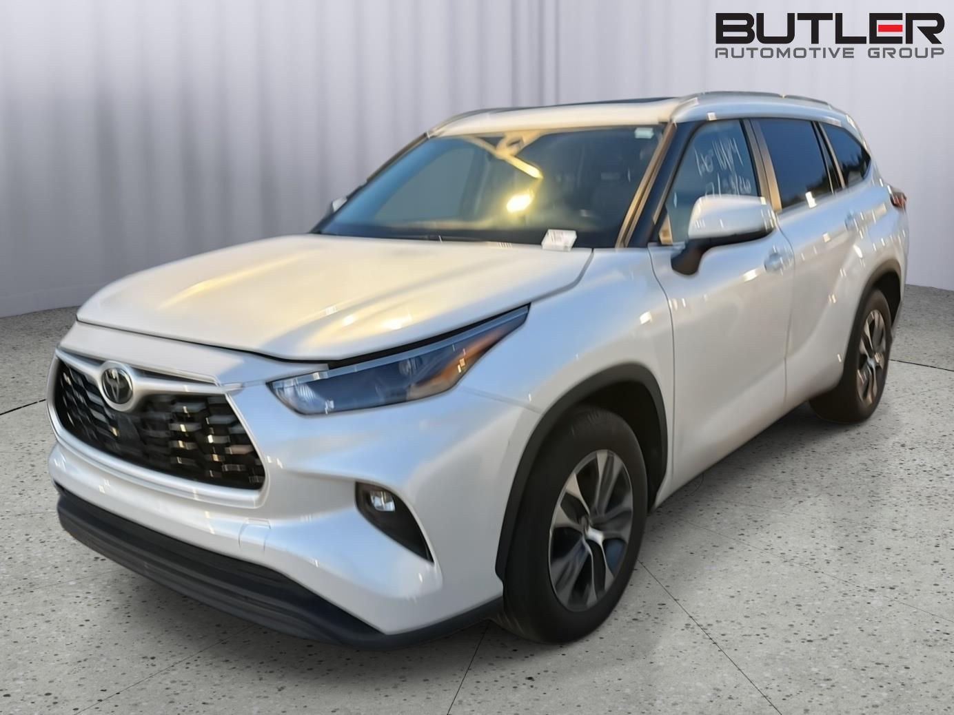 White (Wind Chill Pearl) 2023 Toyota Highlander SUV / Crossover Front-Wheel Drive 8-Speed Automatic