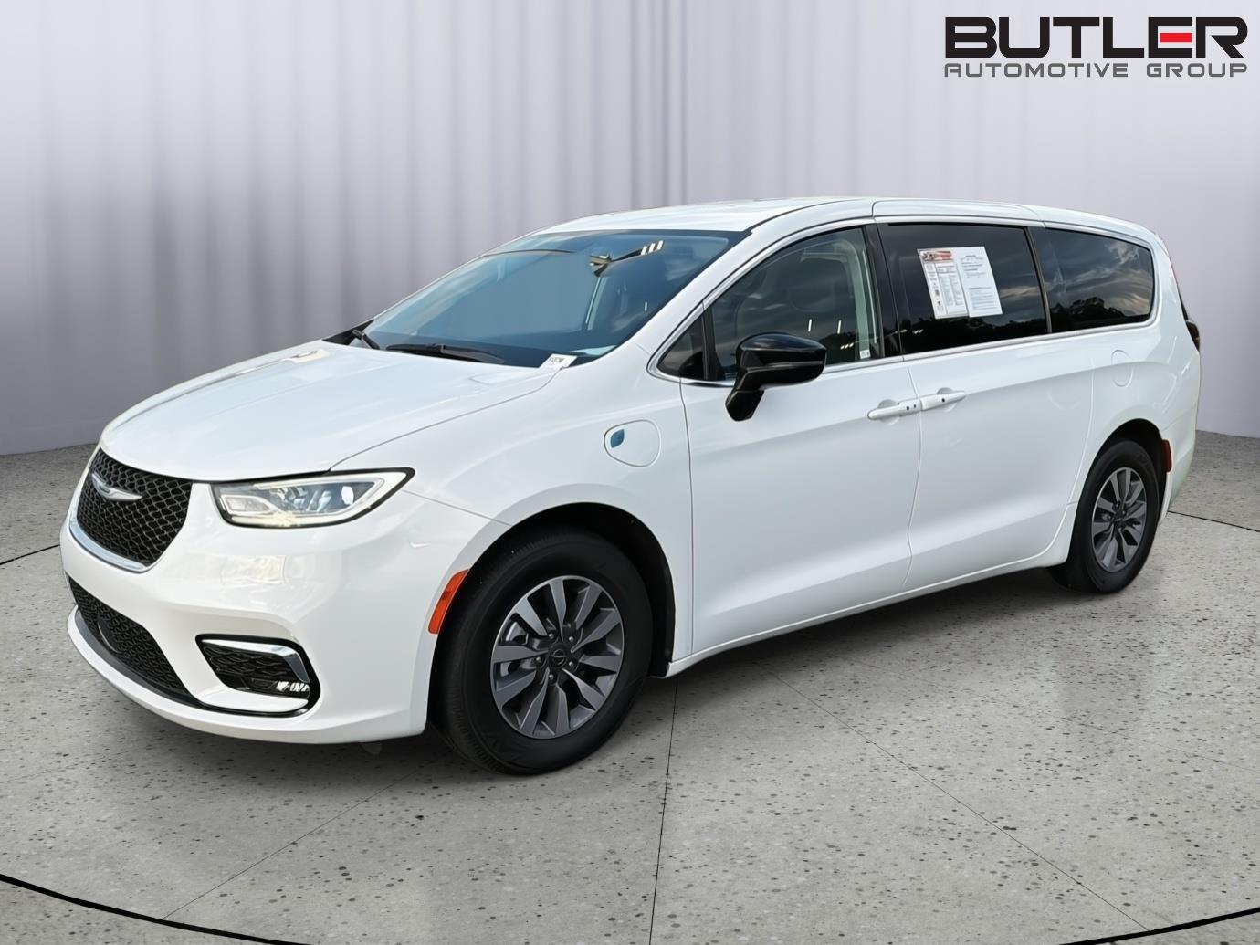 Used 2024 Chrysler Pacifica Van