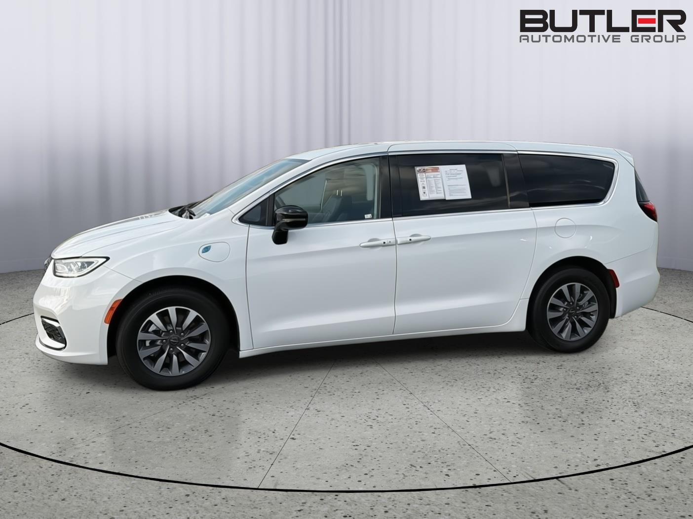 Used 2024 Chrysler Pacifica Van