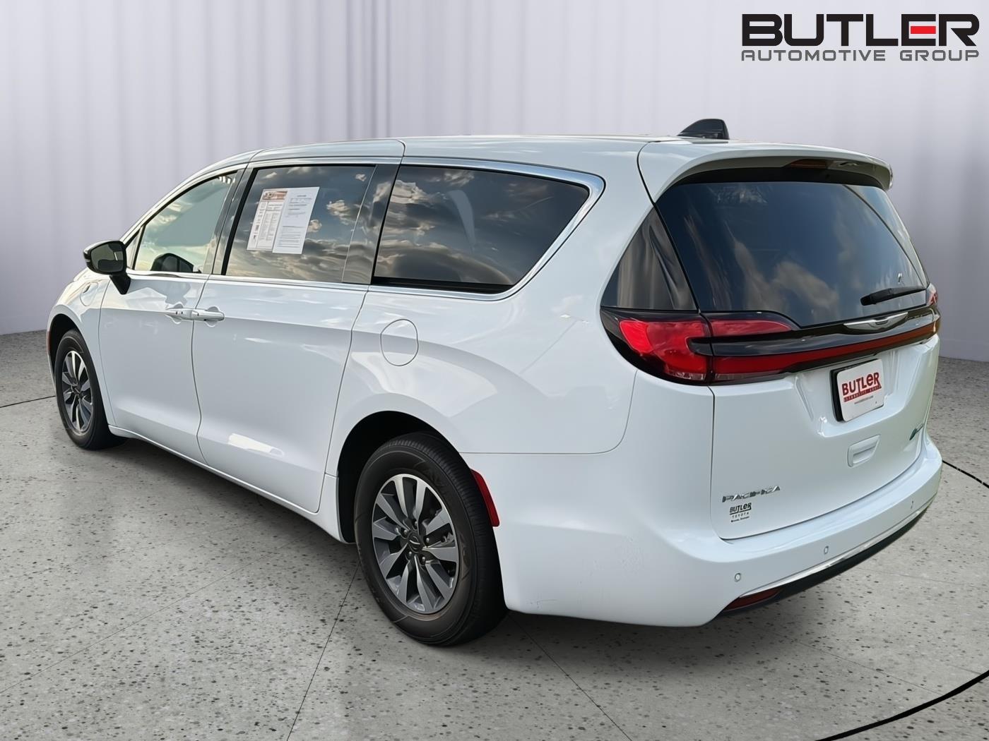 Used 2024 Chrysler Pacifica Van