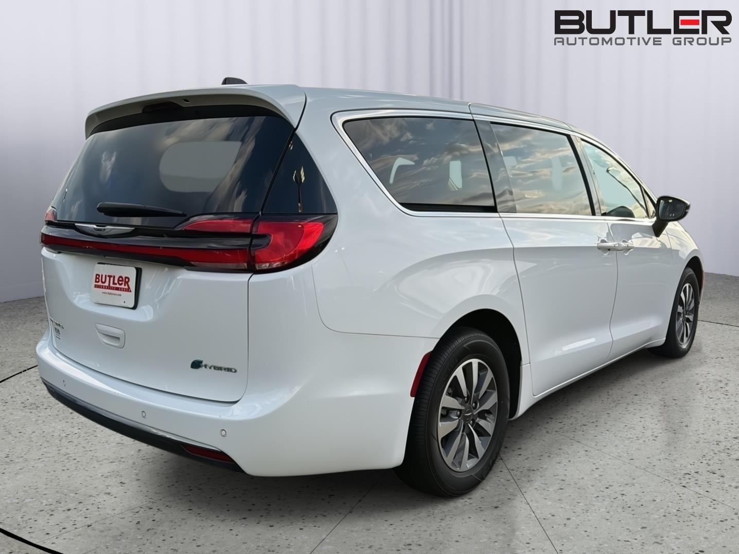 Used 2024 Chrysler Pacifica Van