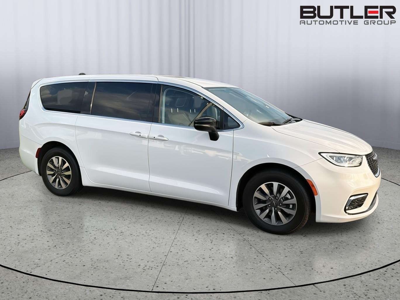 Used 2024 Chrysler Pacifica Van