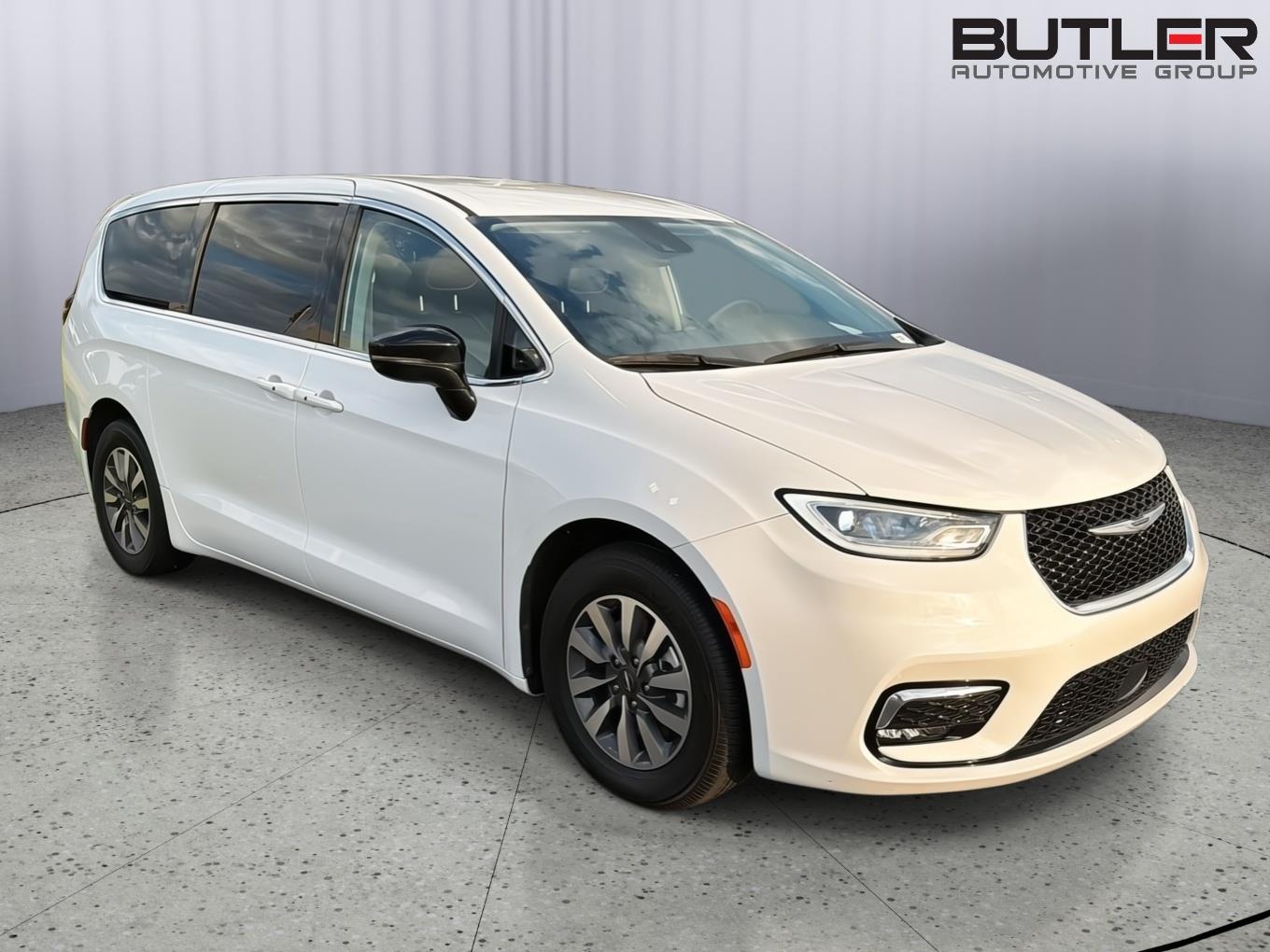 Used 2024 Chrysler Pacifica Van