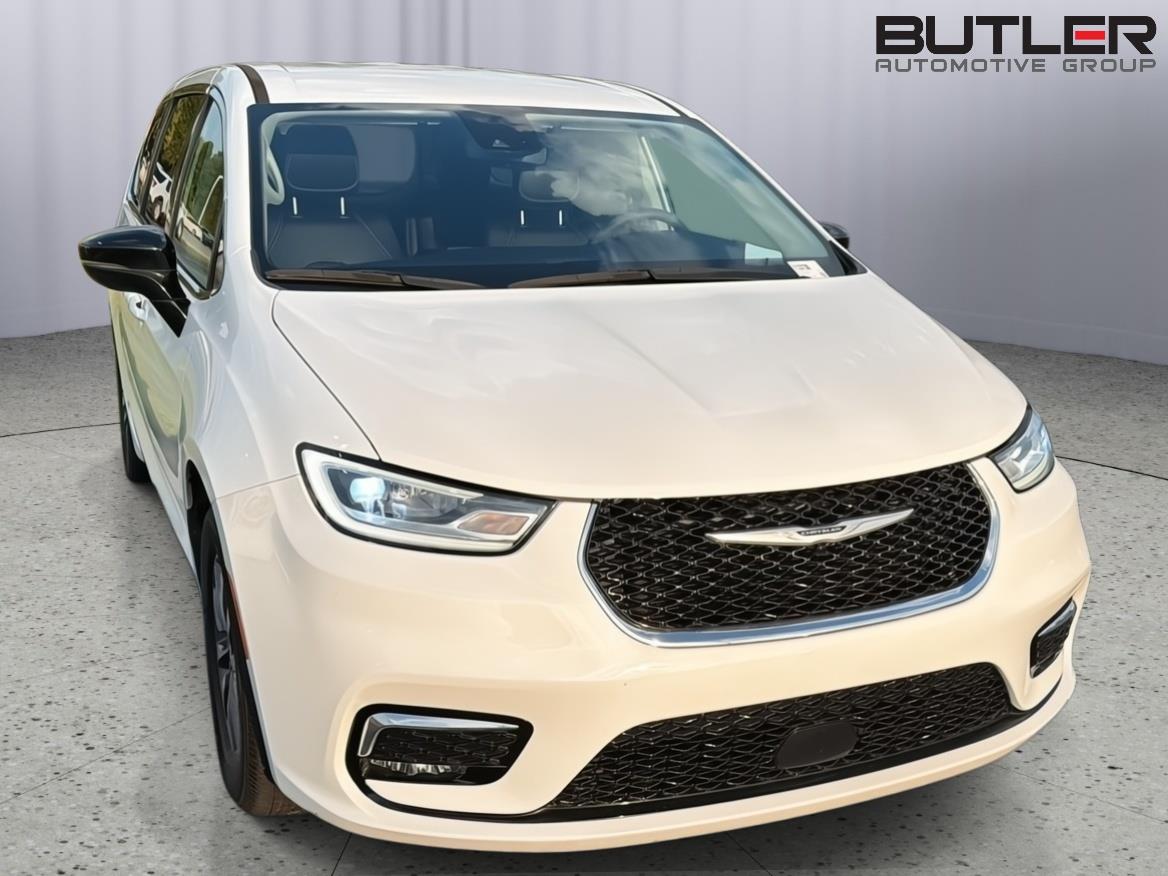 Used 2024 Chrysler Pacifica Van
