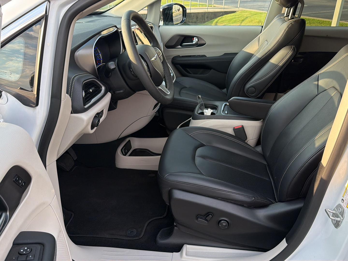 Used 2024 Chrysler Pacifica Van