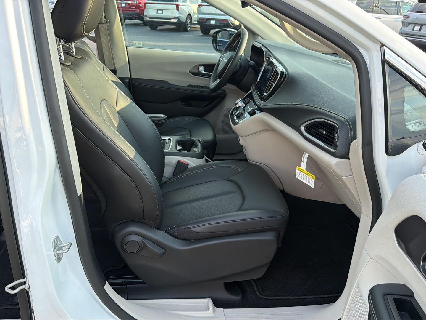 Used 2024 Chrysler Pacifica Van