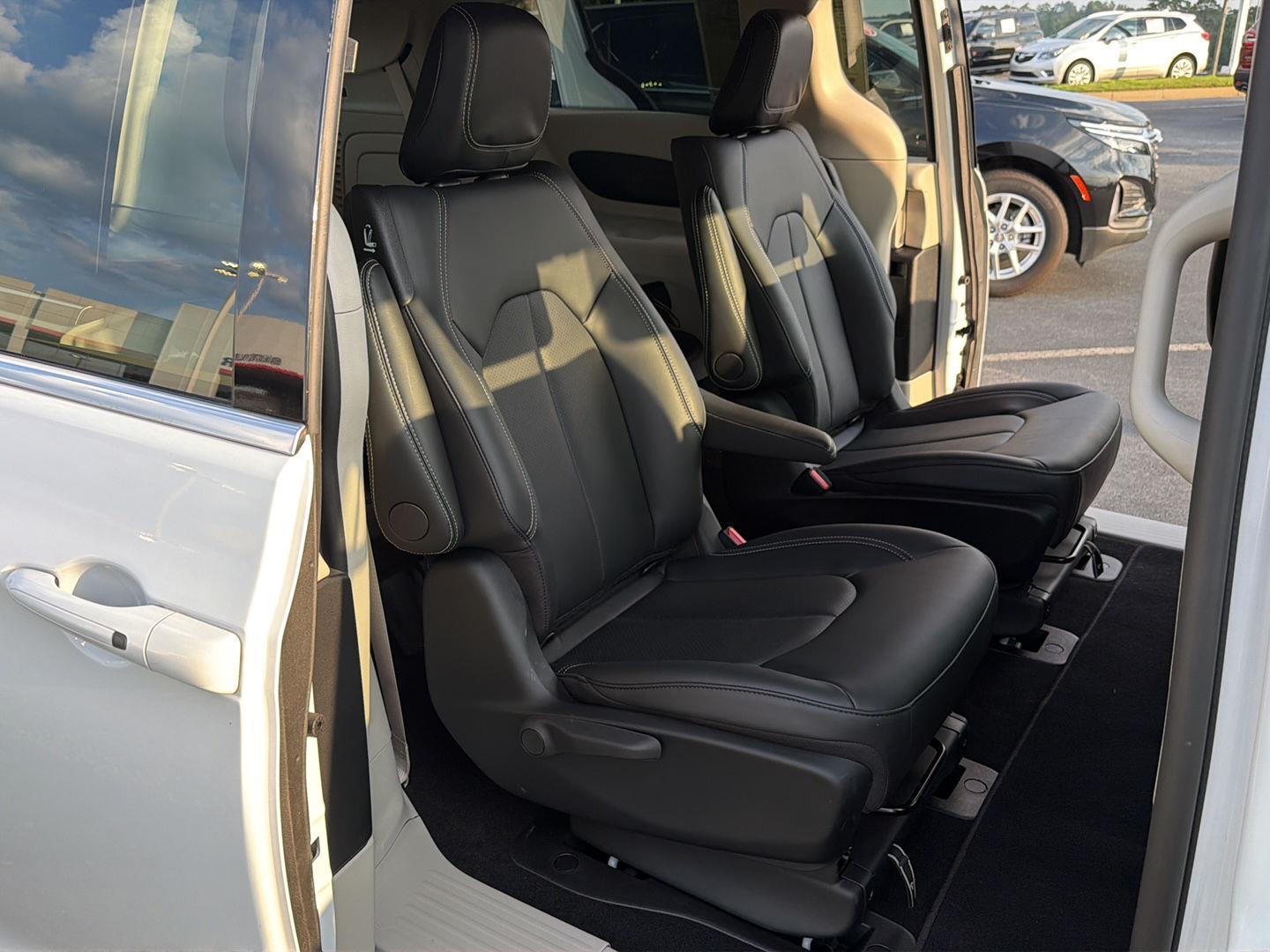 Used 2024 Chrysler Pacifica Van
