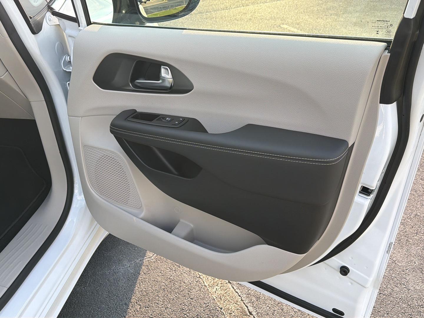 Used 2024 Chrysler Pacifica Van