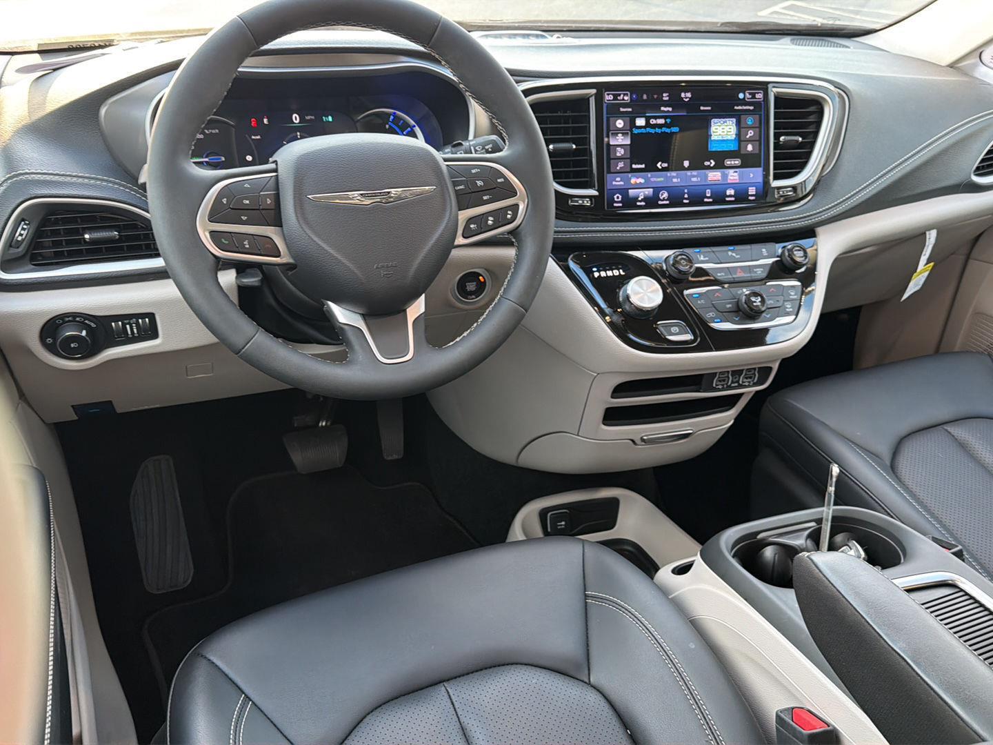 Used 2024 Chrysler Pacifica Van