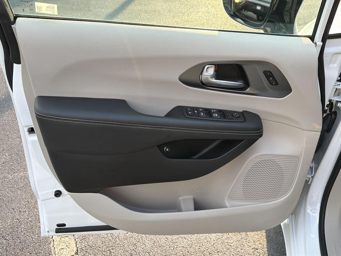Used 2024 Chrysler Pacifica Van