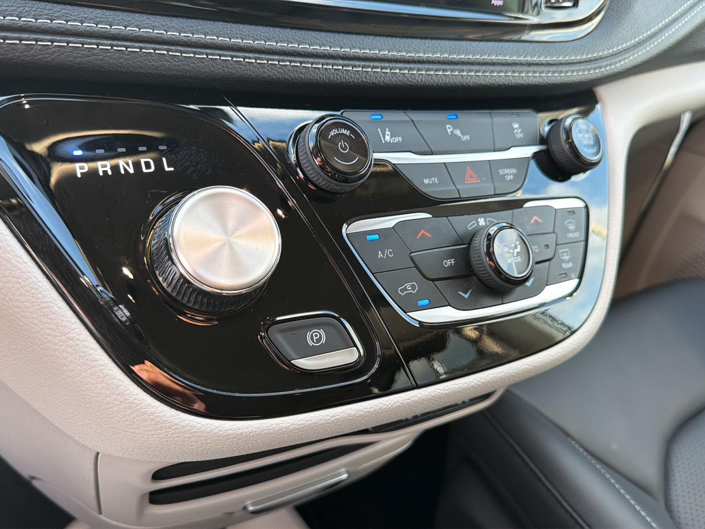 Used 2024 Chrysler Pacifica Van