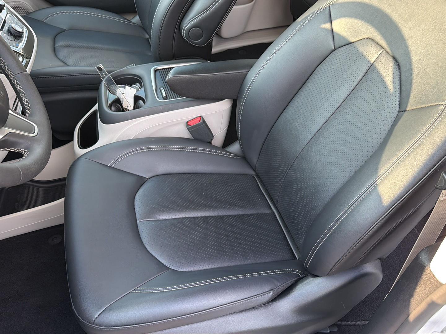 Used 2024 Chrysler Pacifica Van
