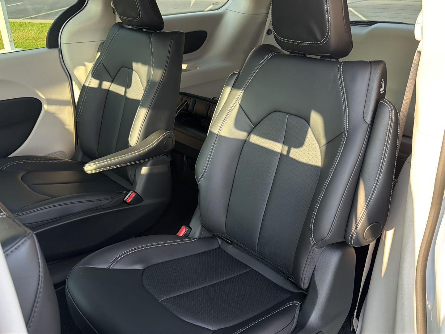 Used 2024 Chrysler Pacifica Van