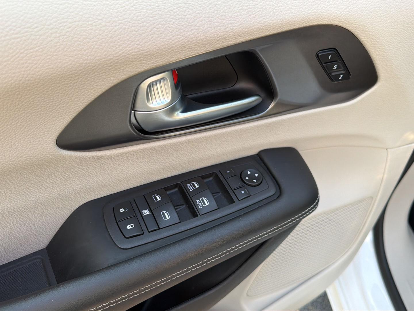 Used 2024 Chrysler Pacifica Van