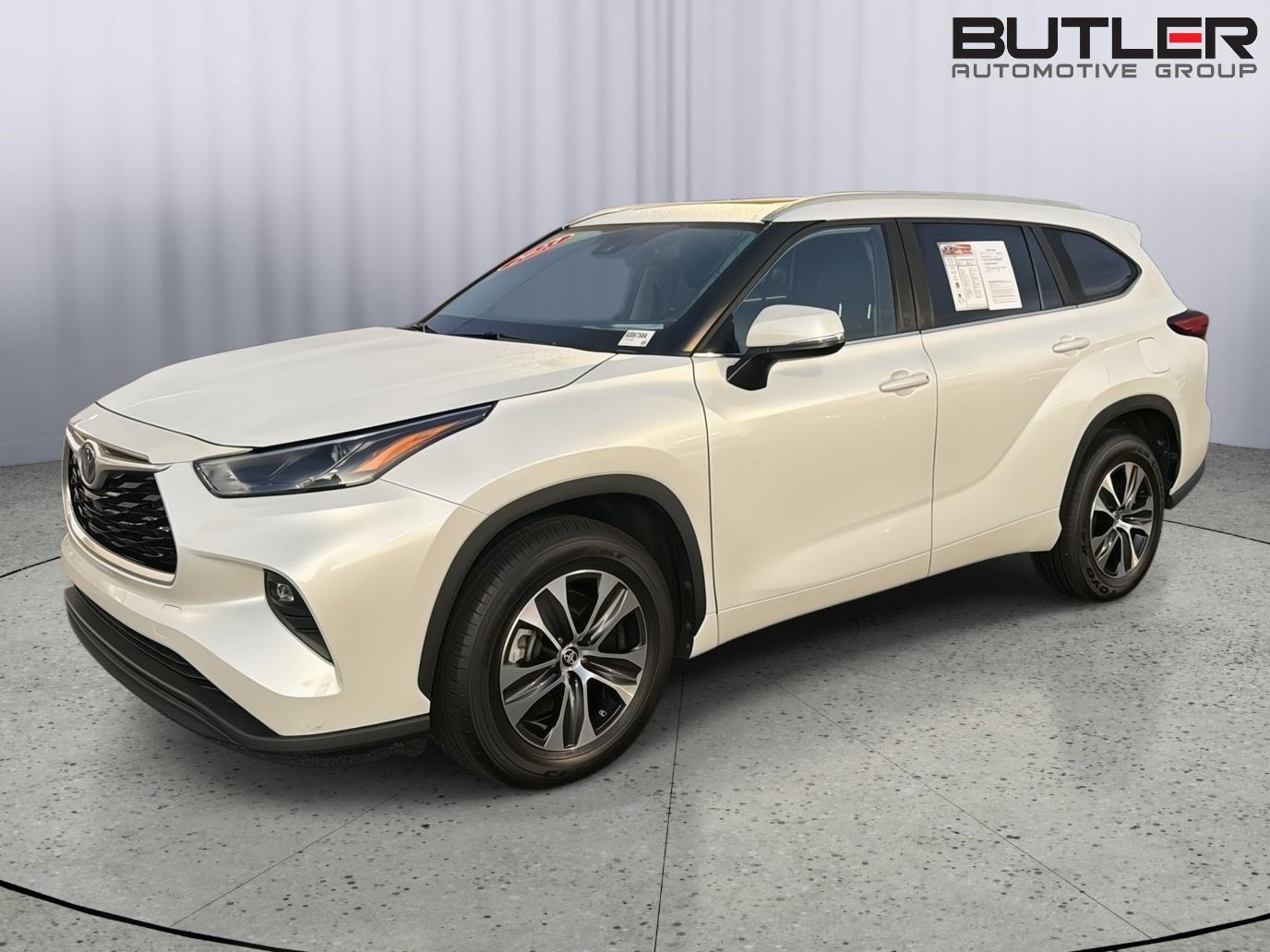 White (Wind Chill Pearl) 2023 Toyota Highlander Hybrid SUV / Crossover Front-Wheel Drive Continuously Variable Transmission